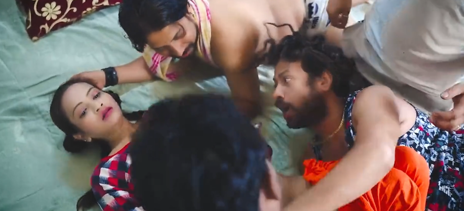 Desi maidservant bai ko sare dosto ne saath gud faar ke choda aur ek saath maal muh me giraya